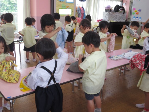 お着替えが始まりました（菊組）サムネイル