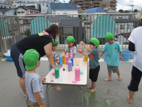 色水（小桜組）したり、泥んこ（菊組）したり、お日さま☀が出ると楽しいよ～サムネイル