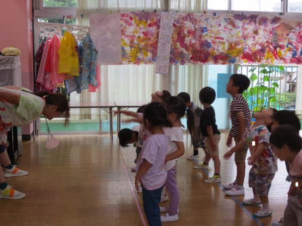 土曜参観でね、ママとパパとも一緒に体操するんだ。（小桜組）サムネイル