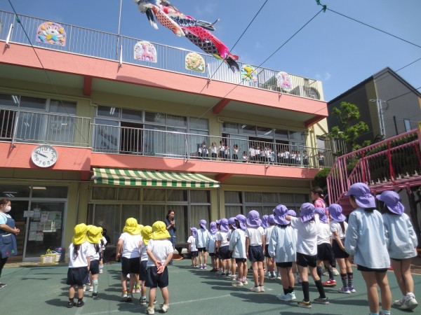 朝礼をみて・こいのぼりを泳がせたよ（小桜組）サムネイル