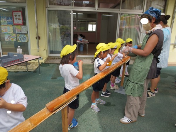 ８月28日（木）夏期保育２日目「流しそうめん」サムネイル