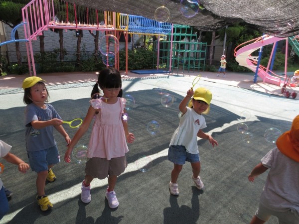 少し涼しい朝は、遮光ネットの下で外遊び♬（横浜型預かり保育「わくわく！はまタイム」）サムネイル