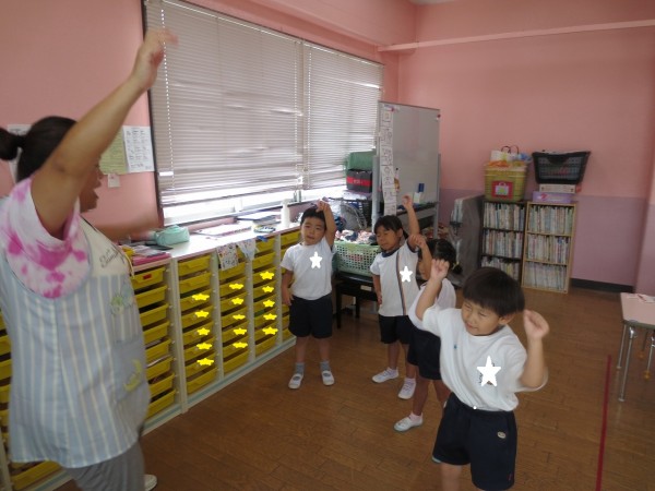 菊組さんの運動会の踊りはね～ポンポンをもつんだよ(^^♪～サムネイル