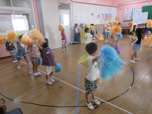 菊組さんはポンポン持って、小桜組さんは「しまじろう」に変身するんだよ💕サムネイル
