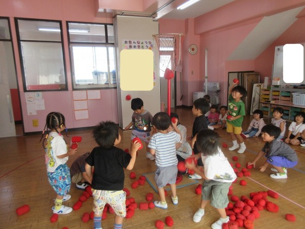 「玉入れ」をしたり（小桜組）、「踊りの教え合いっこ」（藤・菊組）をしたよ☆サムネイル