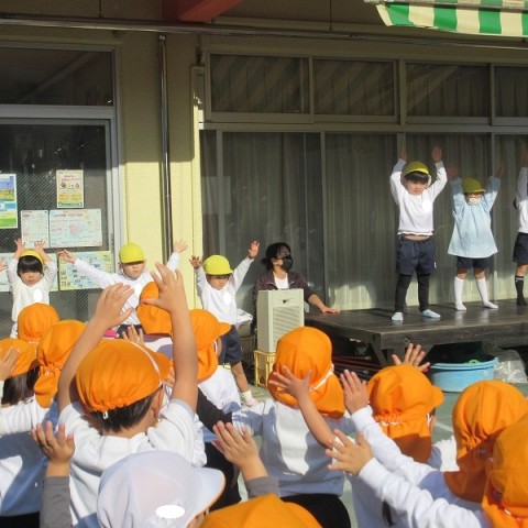 お遊戯会ごっこ（朝礼で踊りをおどったよ）菊組・小桜組サムネイル