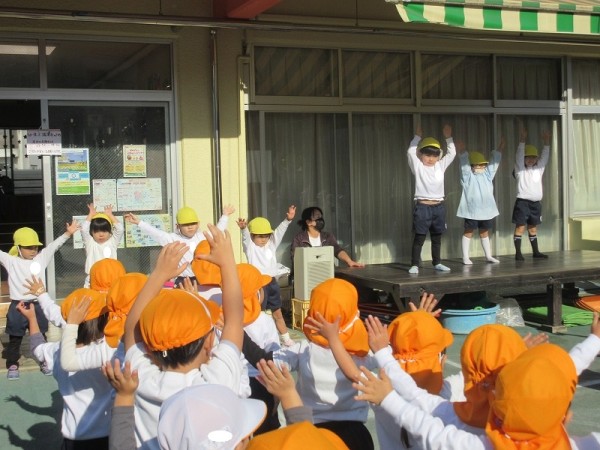 お遊戯会ごっこ（朝礼で踊りをおどったよ）菊組・小桜組サムネイル