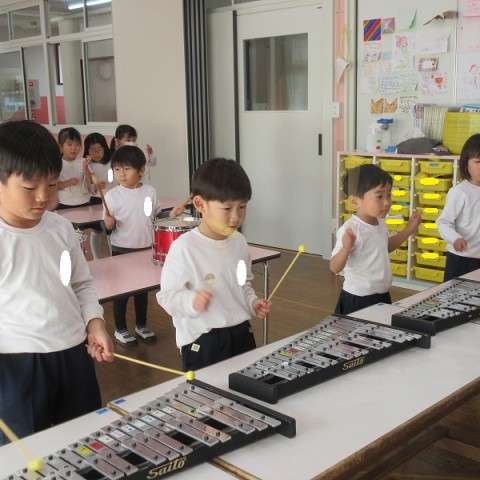 お遊戯会ごっこ（藤組さんの楽器をかりたよ）サムネイル