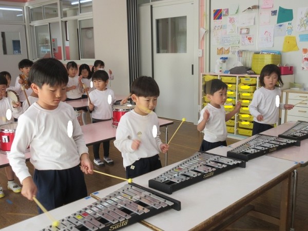 お遊戯会ごっこ（藤組さんの楽器をかりたよ）サムネイル