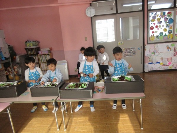 やきそば屋さんごっこ（菊組）サムネイル