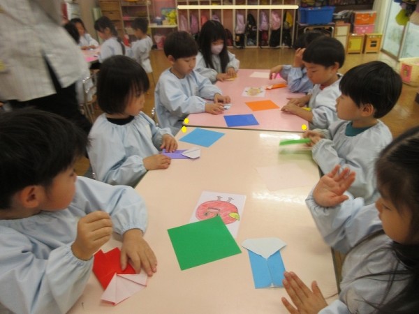 折り紙でお洋服とお家を折ったよ（菊組）サムネイル