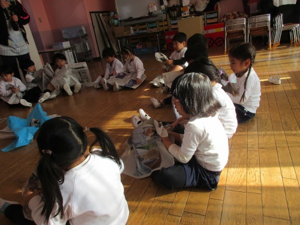 ぞうさんをつくっているよ(^^♪～（小桜組）サムネイル